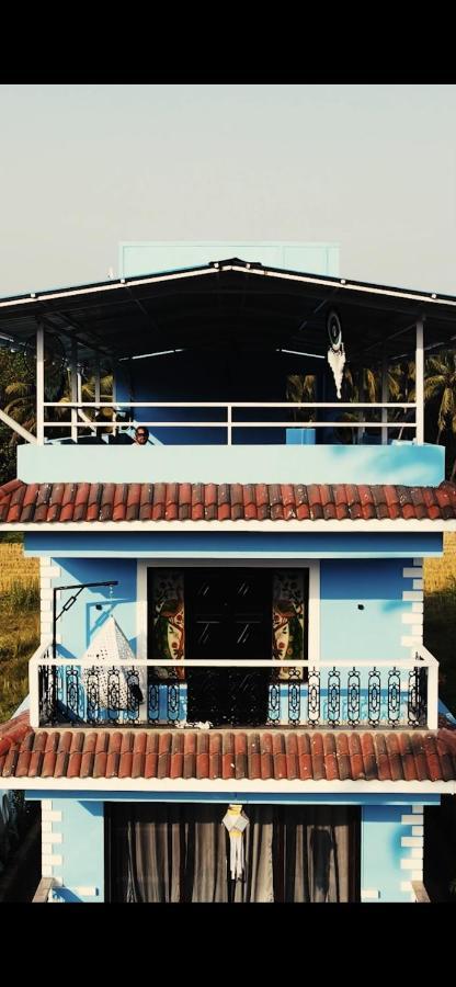 Dibs On Blue Morjim Ostello Esterno foto